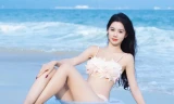 美女赶海呀